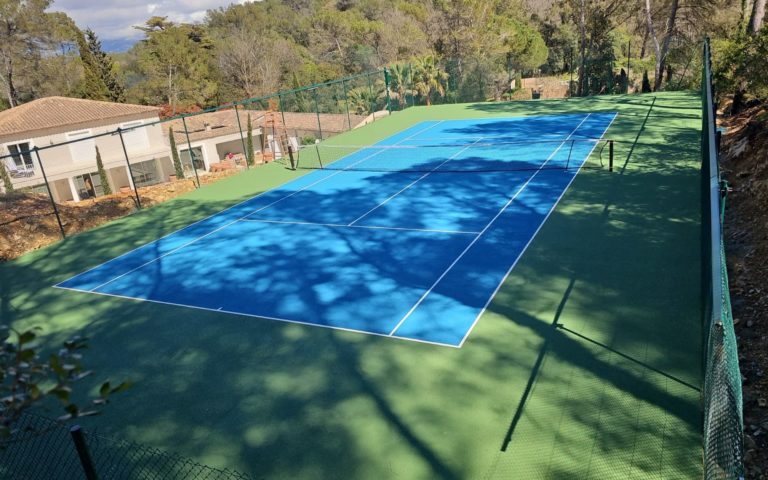 Construction d'un terrain de tennis en béton poreux à Nice