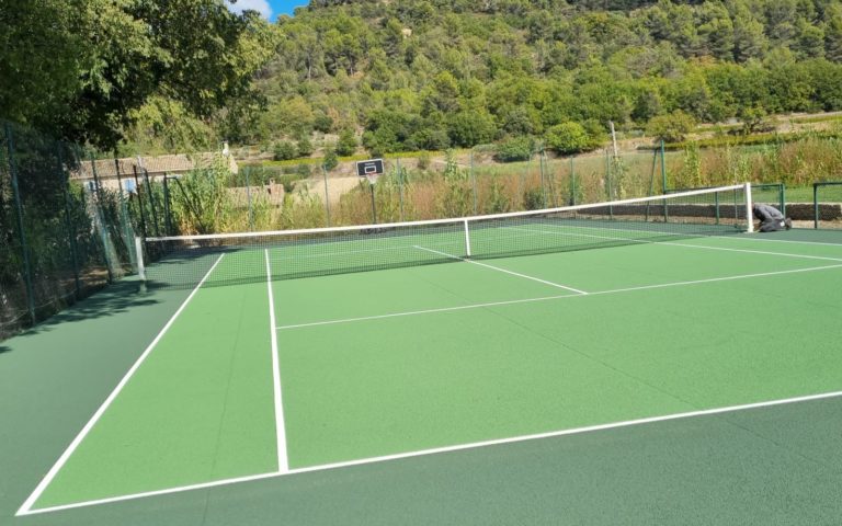Construction d'un terrain de tennis en béton poreux à Nice