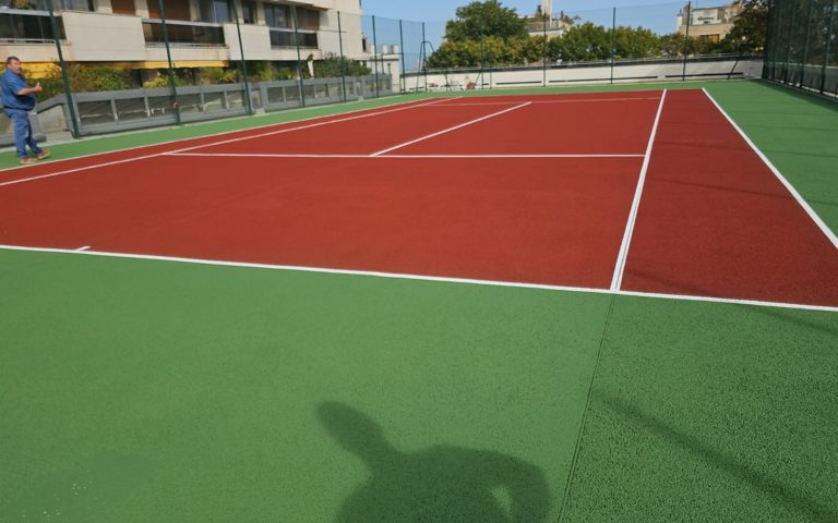 Construction d'un terrain de tennis en béton poreux à Nice