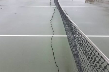 Construction d'un court de tennis en béton poreux à Toulon