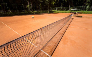 Construction d'un court de tennis à Toulon