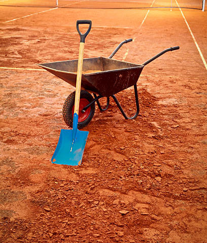 Construction d'un court de tennis à Toulon