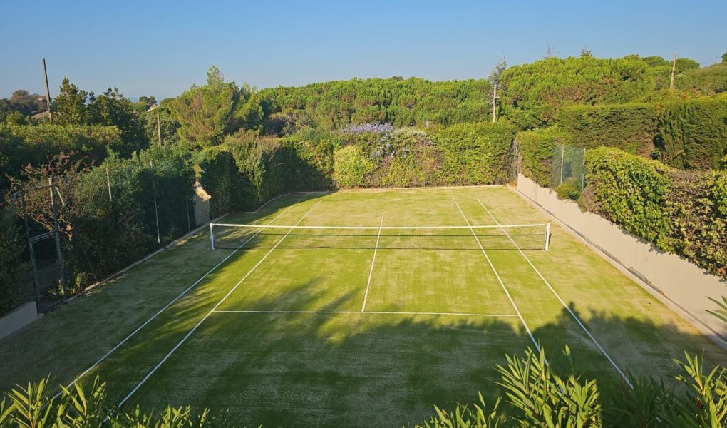 Construction d'un court et terrain de tennis en gazon synthétique