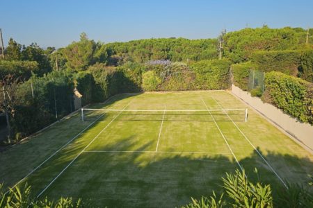 Construction d'un court et terrain de tennis en gazon synthétique