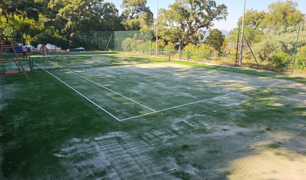 Construction d'un court et terrain de tennis en gazon synthétique