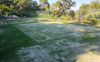 Construction d'un court et terrain de tennis en gazon synthétique