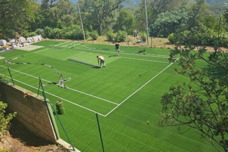 Construction d'un court et terrain de tennis en gazon synthétique