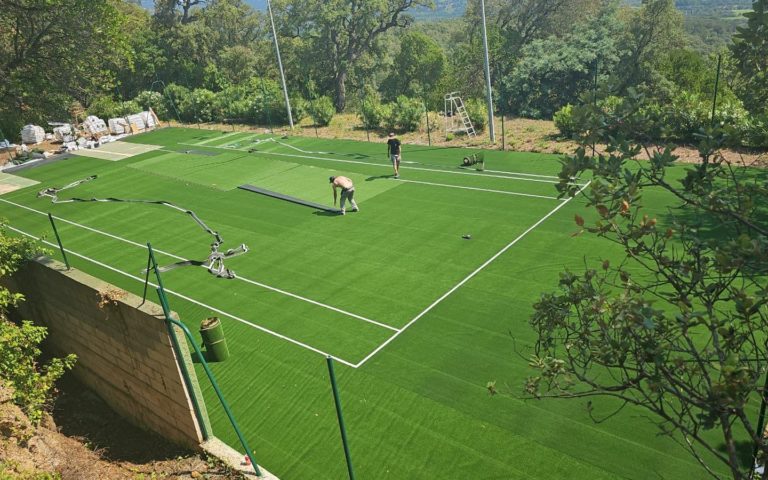 Construction d'un court et terrain de tennis en gazon synthétique