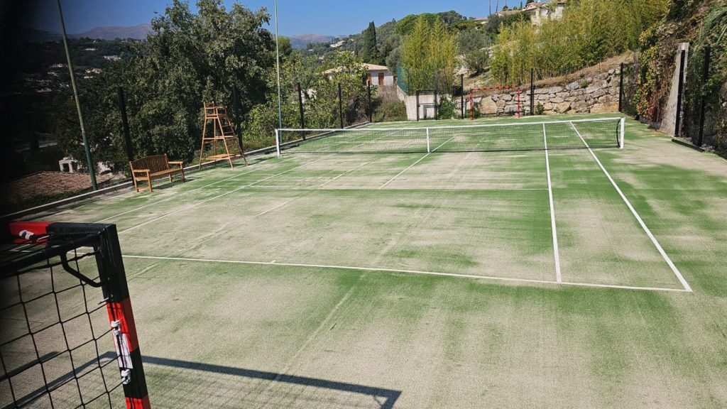 Construction d'un court et terrain de tennis en gazon synthétique