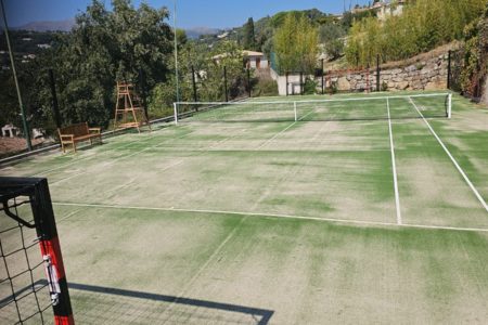 Construction d'un court et terrain de tennis en gazon synthétique