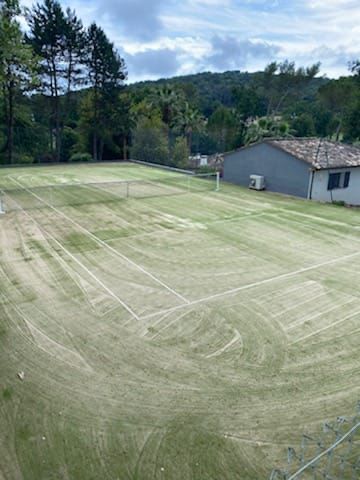 Construction d'un court et terrain de tennis en gazon synthétique