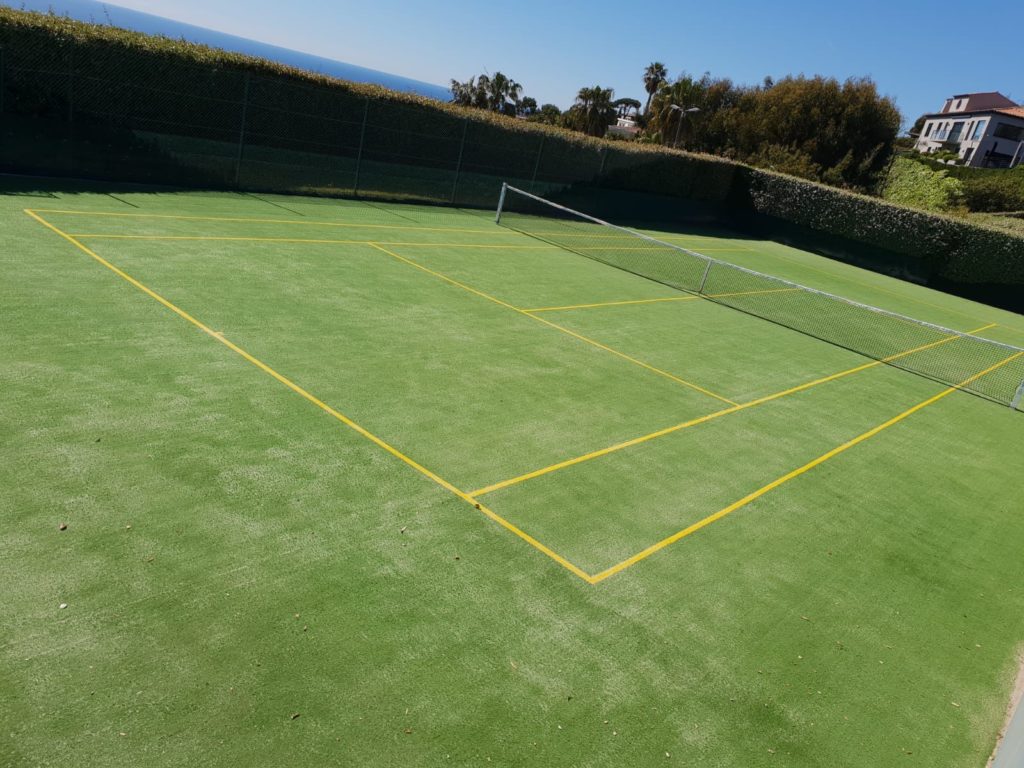 Construction d'un court et terrain de tennis en gazon synthétique