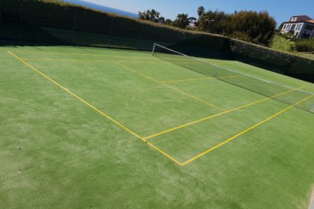 Construction d'un court et terrain de tennis en gazon synthétique