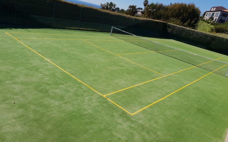 Construction d'un court et terrain de tennis en gazon synthétique