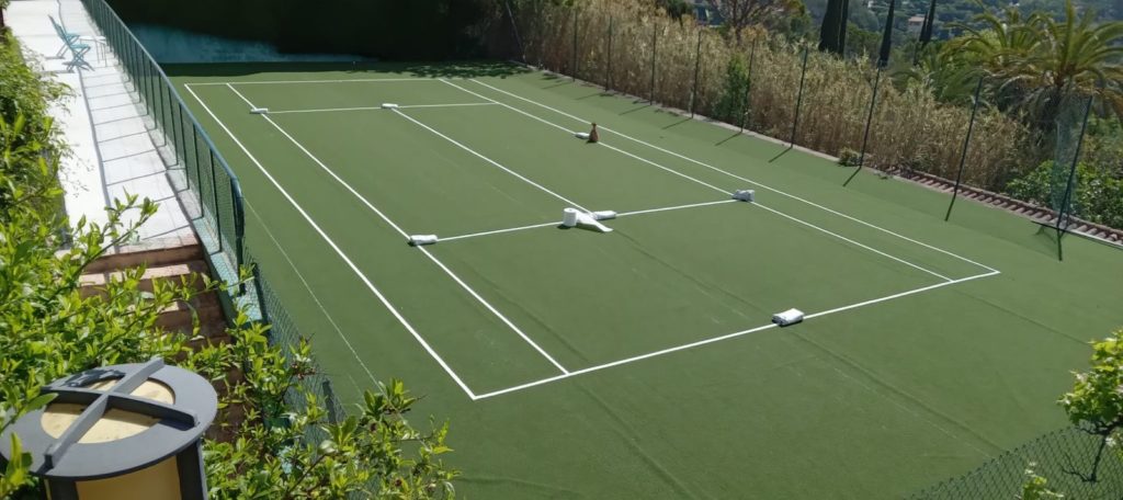 Construction d'un court et terrain de tennis en gazon synthétique