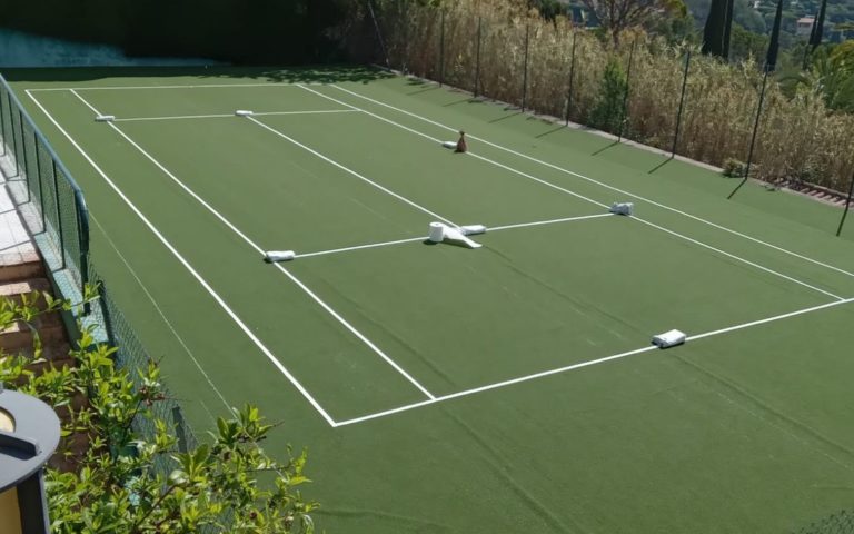 Construction d'un court et terrain de tennis en gazon synthétique