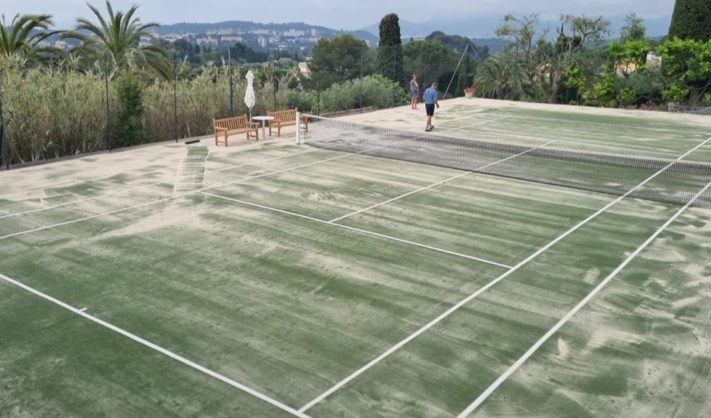 Construction d'un court et terrain de tennis en gazon synthétique