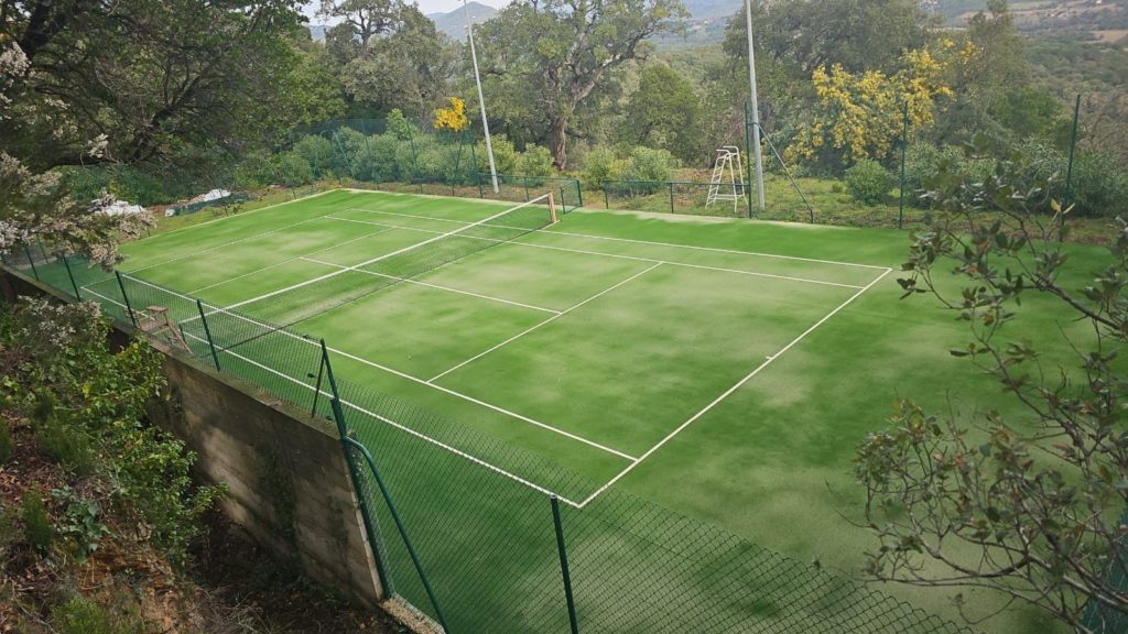 Construction d'un court et terrain de tennis en gazon synthétique