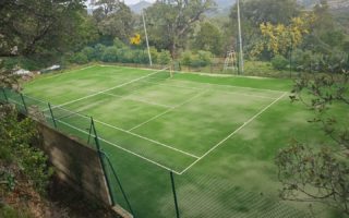 Construction d'un court et terrain de tennis en gazon synthétique