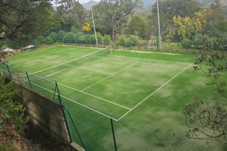 Construction d'un court et terrain de tennis en gazon synthétique