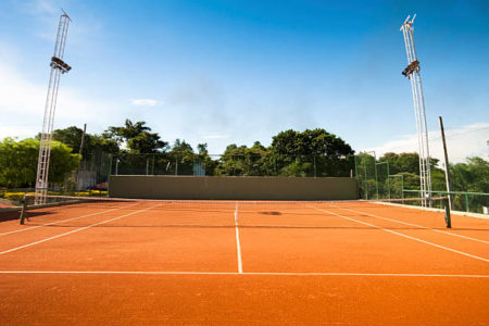 Construction d'un terrain de tennis à Nice