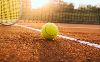 Construction d'un terrain de tennis à Saint-Raphaël