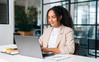 Cette combinaison stratégique constitue un pilier essentiel pour créer une identité visuelle Paris efficace et impactante.