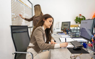 créer une identité visuelle Paris est bien plus qu’un simple choix esthétique. Elle reflète l’ADN de votre marque et influence