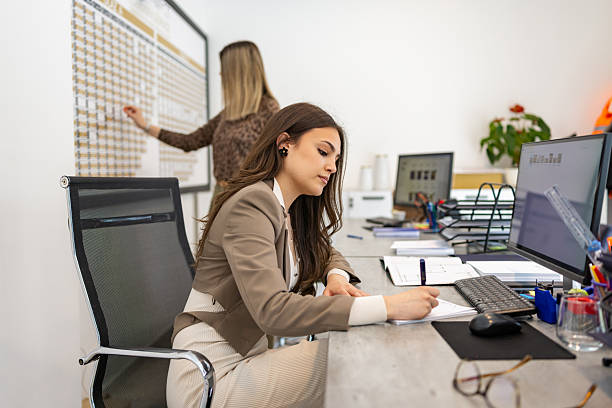 créer une identité visuelle Paris est bien plus qu’un simple choix esthétique. Elle reflète l’ADN de votre marque et influence