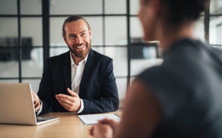 Lorsqu’on cherche à créer une identité visuelle Paris, la cohérence graphique constitue l’un des critères les plus cruciaux.