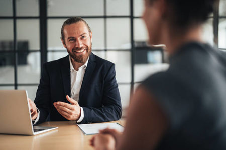 Lorsqu’on cherche à créer une identité visuelle Paris, la cohérence graphique constitue l’un des critères les plus cruciaux.