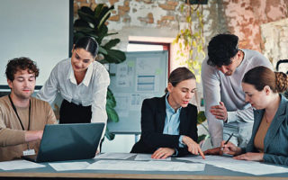 Pour toute entreprise ou marque souhaitant se démarquer à Paris, créer une identité visuelle Paris est une étape incontournable.