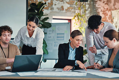 Pour toute entreprise ou marque souhaitant se démarquer à Paris, créer une identité visuelle Paris est une étape incontournable.