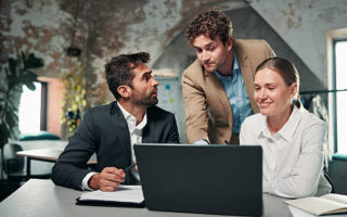 Créer une identité visuelle Paris avec cette approche offre une impression de modernité et de professionnalisme, essentielle pour séduire un