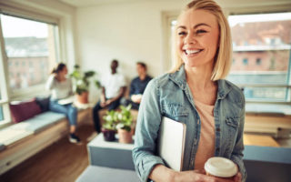 Avant de créer une identité visuelle Paris, il est essentiel de bien comprendre votre marque. En effet, une identité visuelle ne se limite