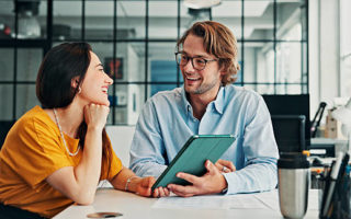 Pour évaluer correctement l’efficacité d’une vidéo corporate Lyon, il est essentiel de se concentrer sur des indicateurs précis