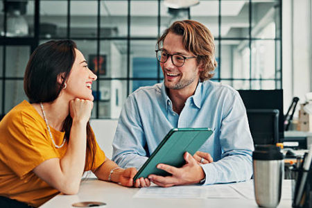 Pour évaluer correctement l’efficacité d’une vidéo corporate Lyon, il est essentiel de se concentrer sur des indicateurs précis