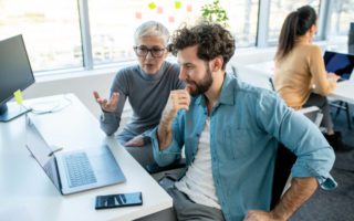 La première étape pour créer une identité visuelle Paris consiste à analyser en profondeur votre marque. En effet, une identité visuelle