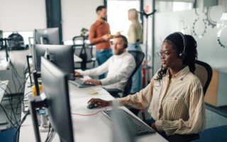 La première étape pour créer une identité visuelle Paris consiste à clarifier l’ADN de votre marque. En effet, une identité visuelle