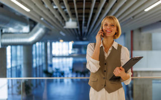 Une vidéo corporate Lyon agit directement sur les mécanismes psychologiques de l’attention digitale. En effet, le cerveau humain