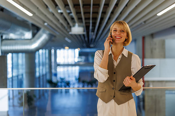 Une vidéo corporate Lyon agit directement sur les mécanismes psychologiques de l’attention digitale. En effet, le cerveau humain