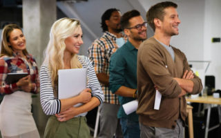 Le storytelling constitue l’âme d’une vidéo corporate Lyon réussie car il transforme un simple message commercial en expérience