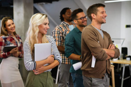 Le storytelling constitue l’âme d’une vidéo corporate Lyon réussie car il transforme un simple message commercial en expérience