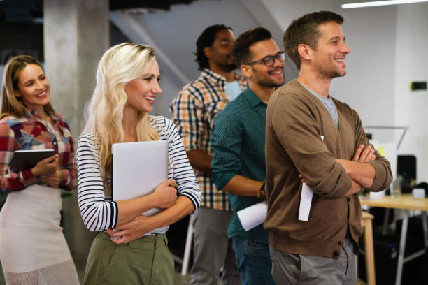 Le storytelling constitue l’âme d’une vidéo corporate Lyon réussie car il transforme un simple message commercial en expérience