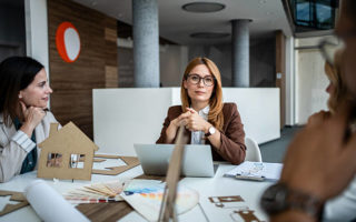 Une vidéo corporate Lyon performante repose avant tout sur une préparation stratégique rigoureuse. En effet, le message doit être