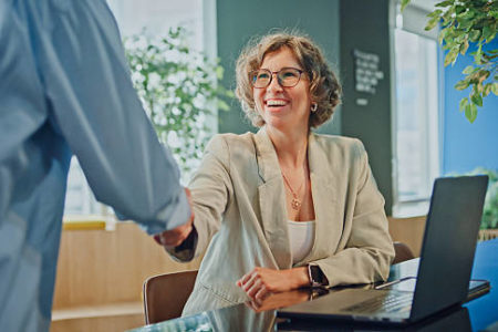 Pour une vidéo corporate Lyon, il est préférable de privilégier un format court et impactant qui transmet l’essentiel