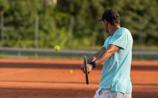construction court de tennis en terre battue à Fréjus
